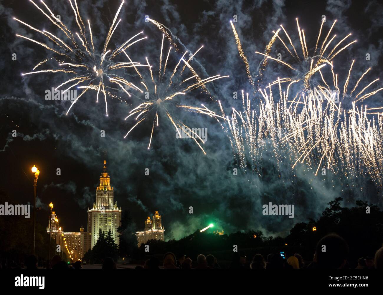 Fuegos artificiales sobre el edificio principal de la Universidad Estatal de Moscú en Moscú Foto de stock