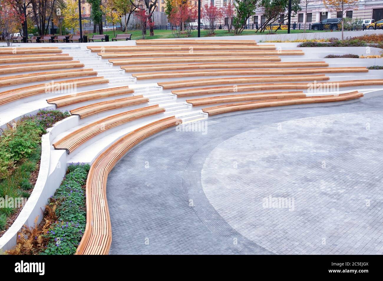 Diseño de espacios urbanos, la disposición del espacio abierto en la ciudad para el descanso y el entretenimiento de los ciudadanos. Líneas de arquitectura elegante, parque ajardinado, Foto de stock