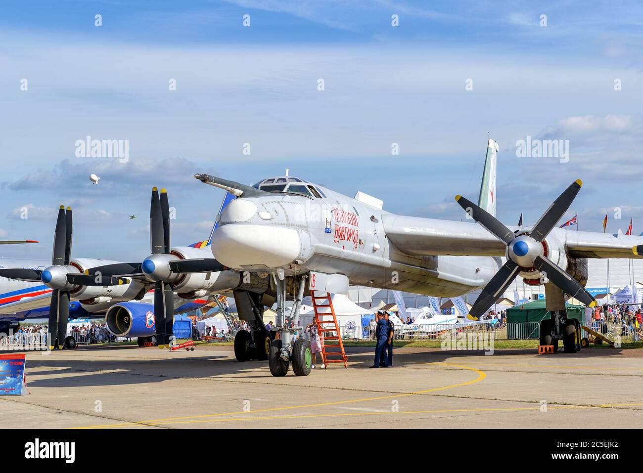 REGIÓN DE MOSCÚ - 28 DE AGOSTO de 2015: El bombardero estratégico ruso Tupolev tu-95MS 'Bear' en el Salón Internacional de Aviación y espacio (MAKS) en Zhukovsky. Foto de stock