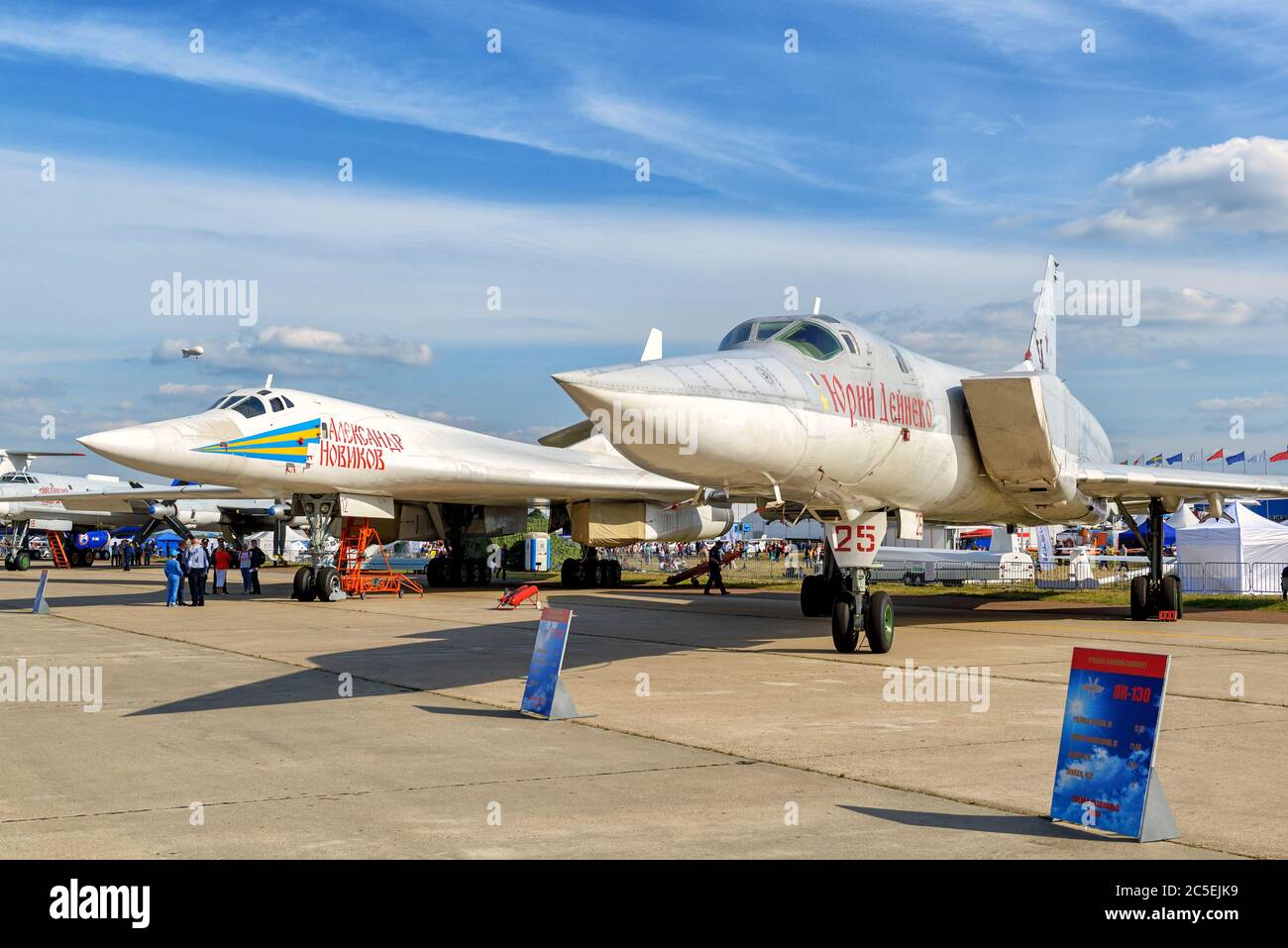 REGIÓN DE MOSCÚ - 28 DE AGOSTO de 2015: Bombarderos estratégicos supersónicos rusos Tupolev tu-160 'Blackjack' y tu-22M3 'contragolpe' en la Aviación Internacional Foto de stock
