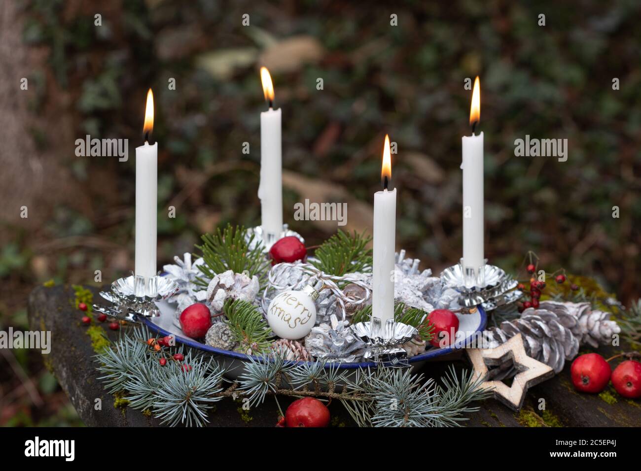 decoración de adviento con velas blancas y conos en cesta Fotografía de  stock - Alamy