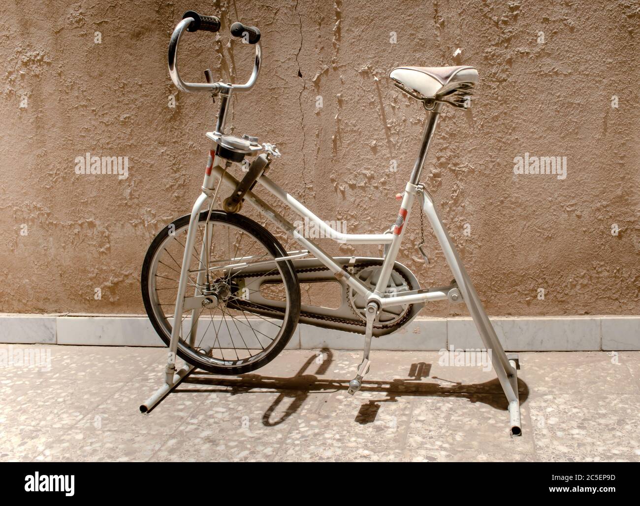 Antiguo equipo de ejercicios pedal antiguo Foto de stock
