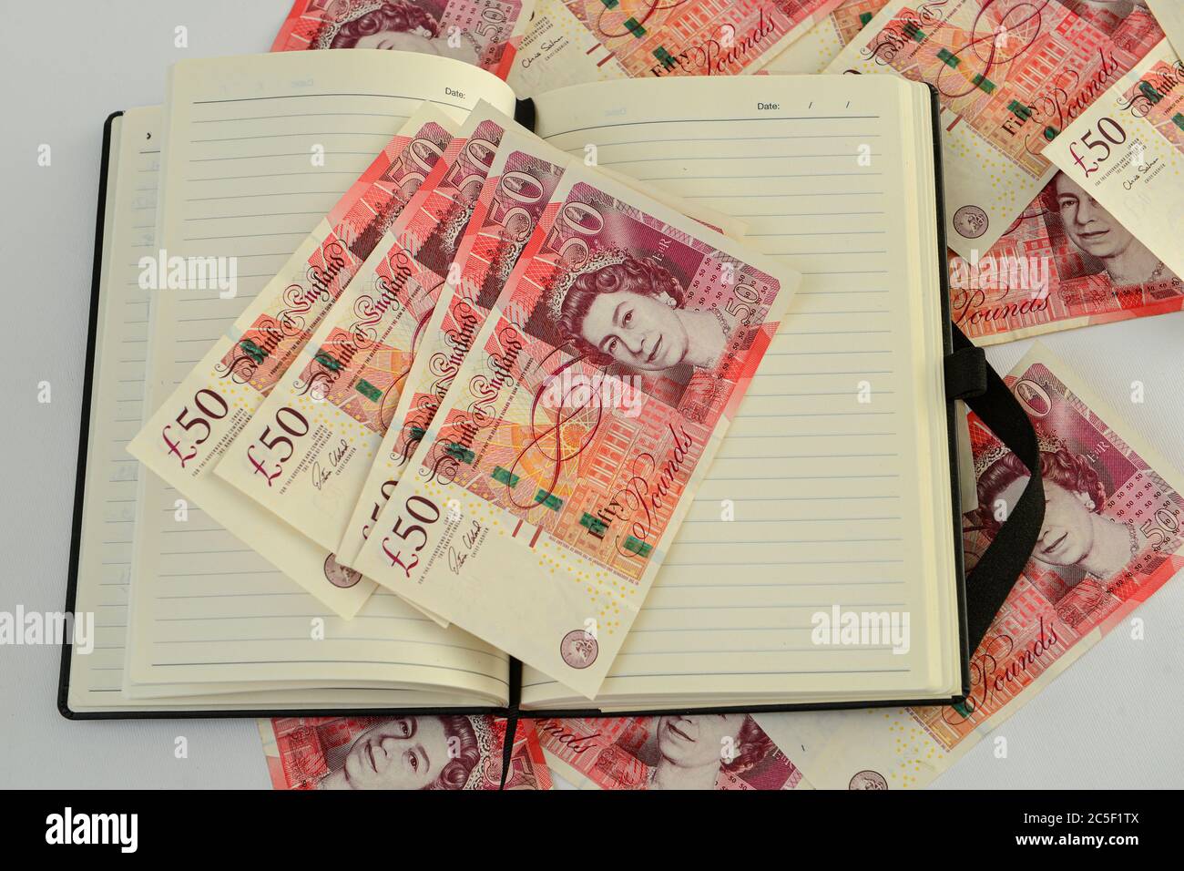 Dinero británico cincuenta libras nota, sobre fondo blanco, concepto financiero Foto de stock