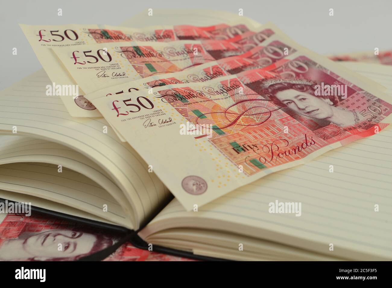 Dinero británico cincuenta libras nota, sobre fondo blanco, concepto financiero Foto de stock