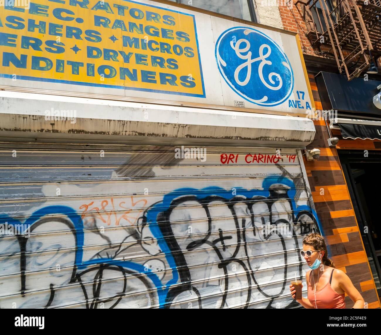 El logotipo de General Electric “GE” aparece en un cartel de privilegio en  una tienda de electrodomésticos en el barrio de East Village de Nueva York  el sábado, 30 de mayo de