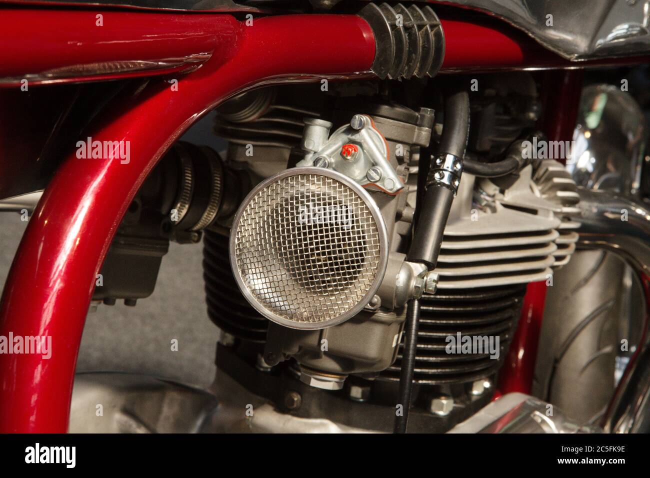 detalle de un carburador y de la toma de aire en un motor de moto  Fotografía de stock - Alamy