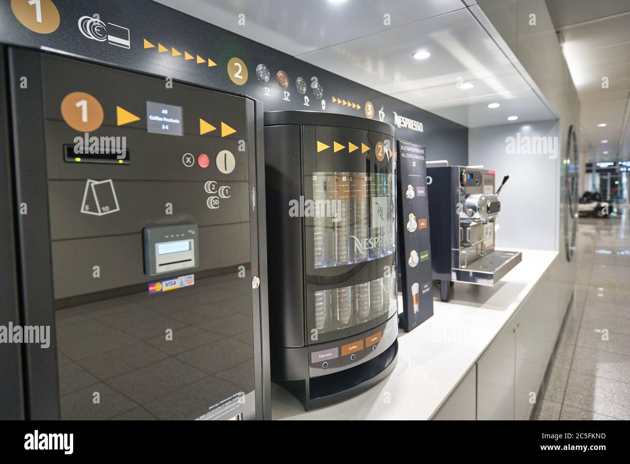 MUNICH, ALEMANIA - ALREDEDOR DE ENERO de 2020: Máquina de café Nespresso  vista en el aeropuerto de Munich Fotografía de stock - Alamy