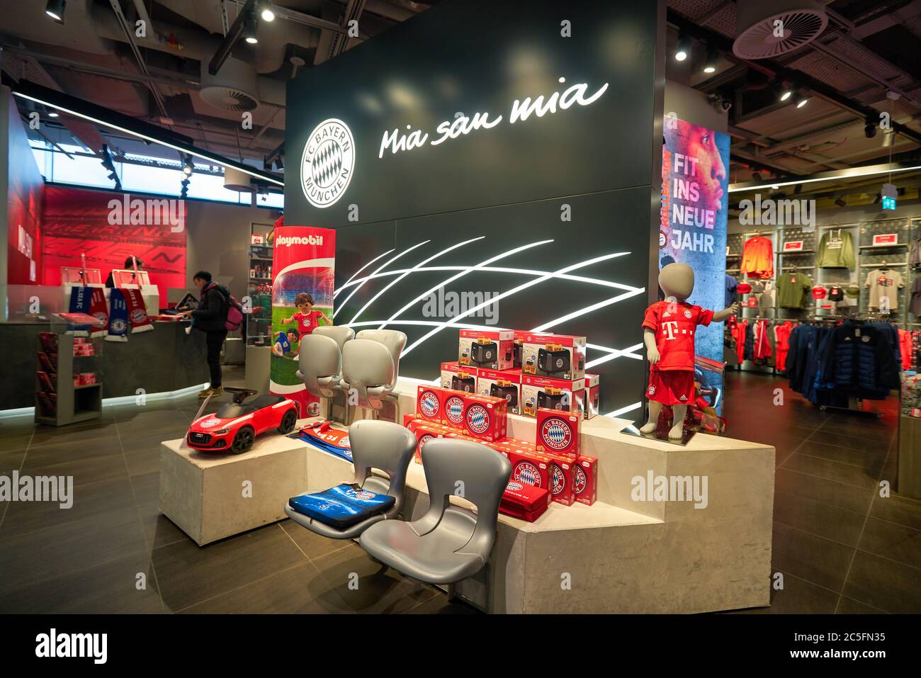 MUNICH, ALEMANIA - ALREDEDOR DE ENERO de 2020: Tiro interior del FC Bayern  Munchen Fan-shop en el aeropuerto de Munich Fotografía de stock - Alamy