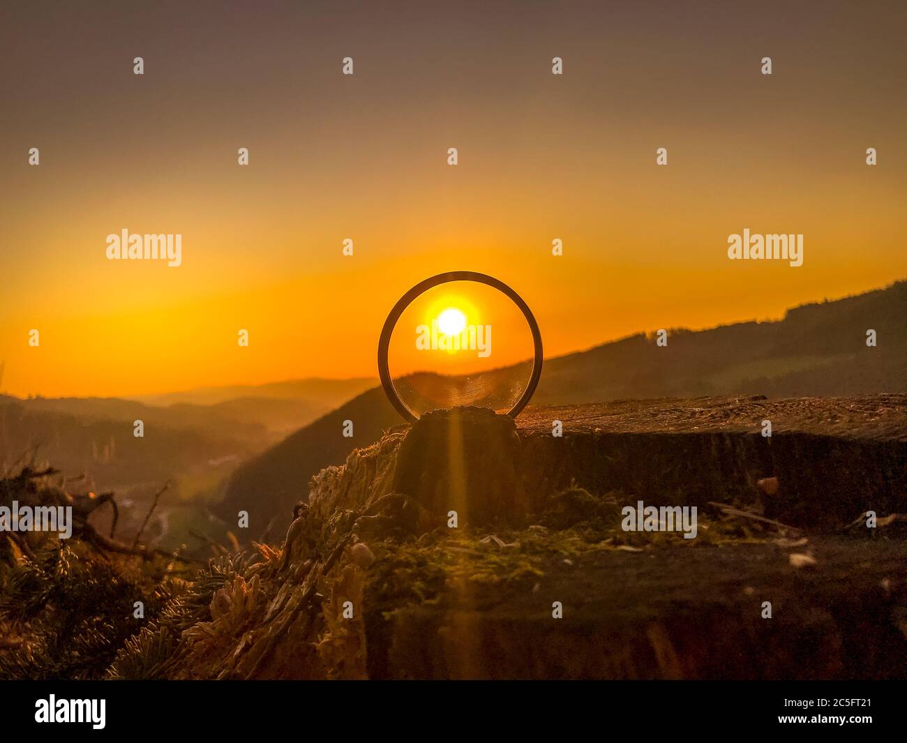 Hacer fotos de la puesta de sol a través del filtro de la cámara dentro de la naturaleza. Foto de stock