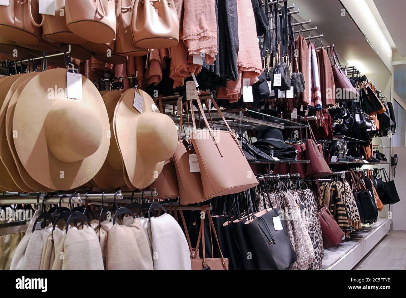 Gorros y bolsas para mujer en la tienda de accesorios Fotografía de stock -  Alamy