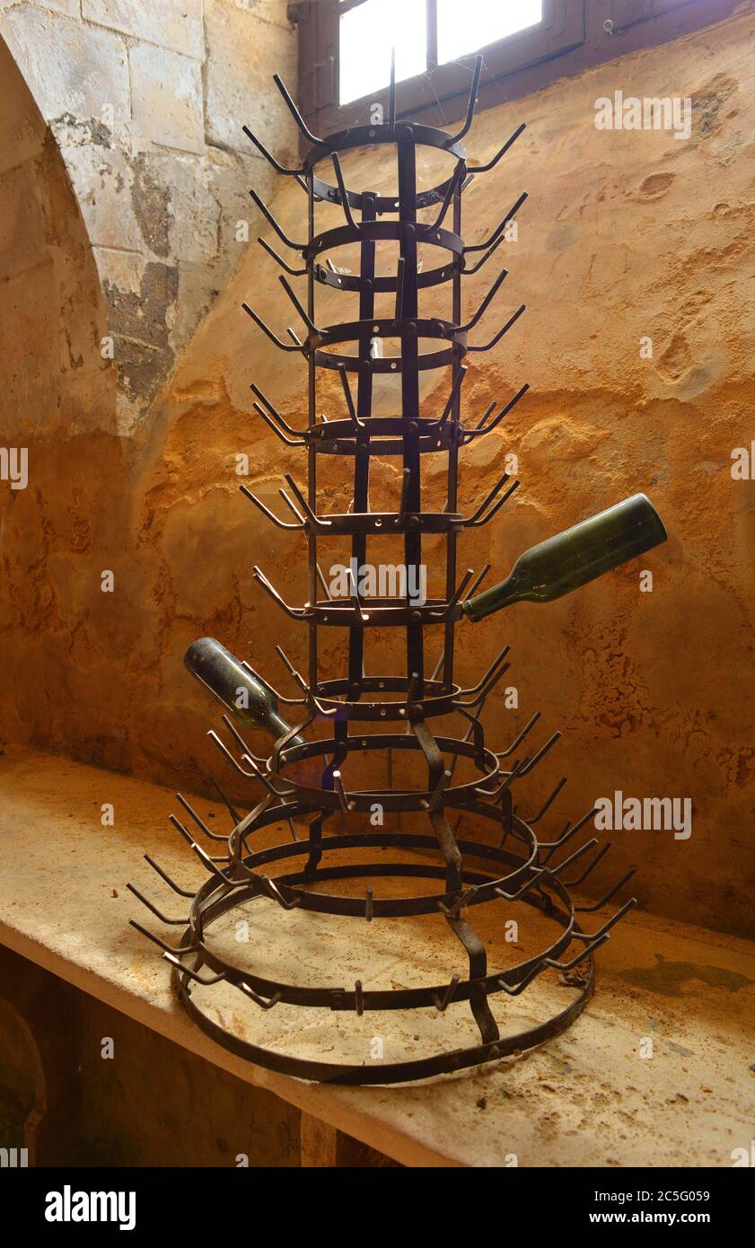 Botellero de metal antiguo para botellas de vino en una bodega Fotografía  de stock - Alamy