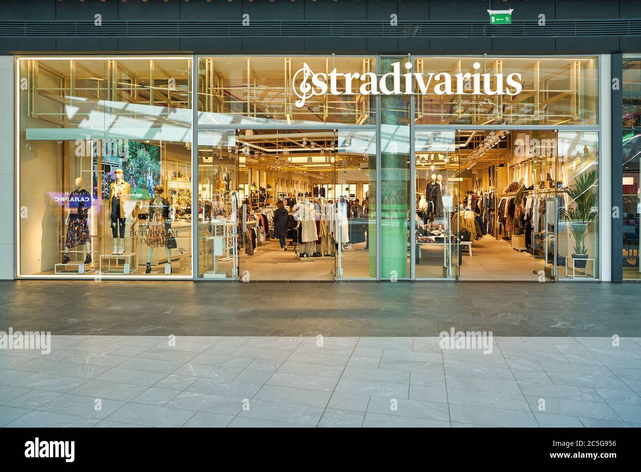 MOSCÚ, RUSIA - 14 SEPTIEMBRE de 2019: Entrada a la tienda Stradivarius el comercial Salaris en Moscú. Stradivarius es una mujer internacional vestido Fotografía de - Alamy