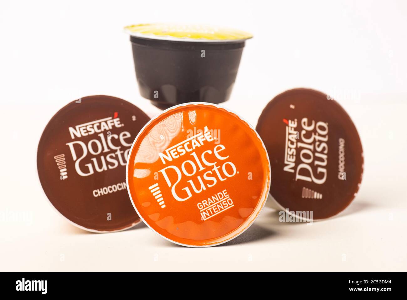 Cápsulas de café Nescafe Dolce gusto aisladas contra blanco Fotografía de  stock - Alamy