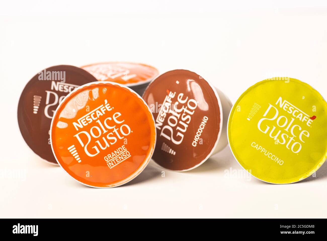 Cápsulas de café Nescafe Dolce gusto aisladas contra blanco Fotografía de  stock - Alamy