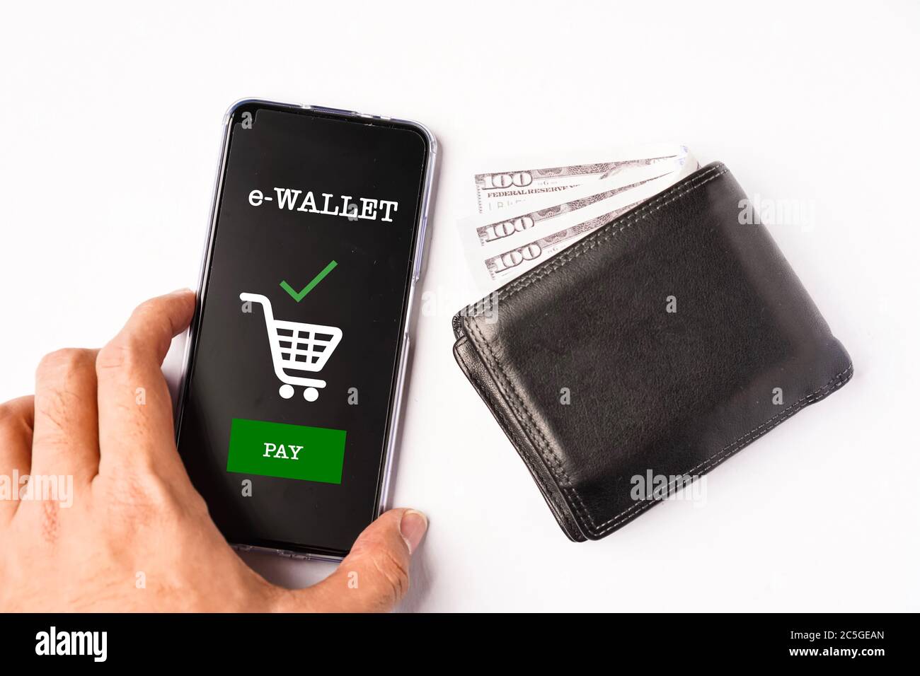 Concepto de cartera electrónica: Teléfono móvil que muestra el pago  mediante carteras electrónicas para transacciones sin efectivo Fotografía  de stock - Alamy