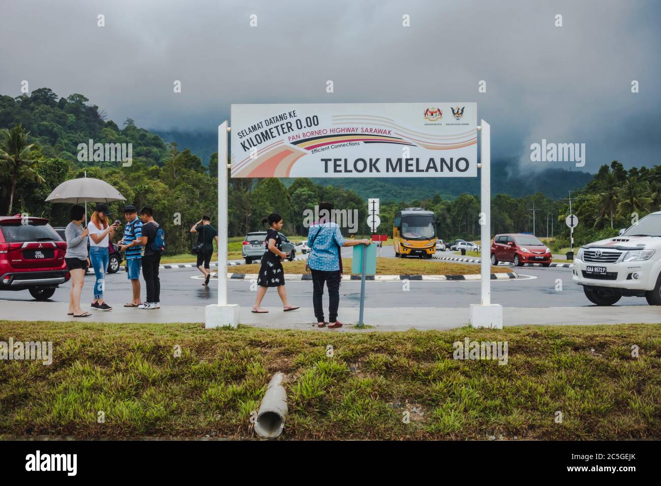 El cartel de Telok Melano, Sarawak que Marca 0,00km de la carretera Pan ...