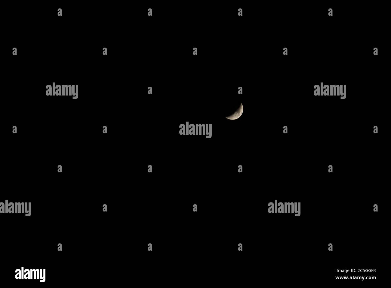 La luna en el cielo oscuro.imagen real de la luna.Media Luna sin nubes por  la noche Fotografía de stock - Alamy