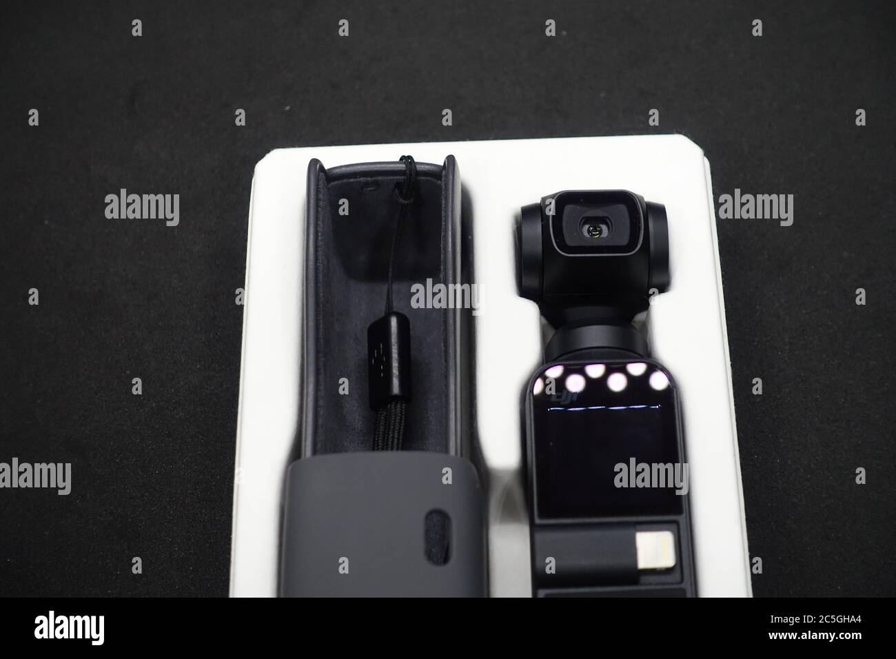 DJI Osmo Pocket, una cámara de bolsillo tipo gimbal que puede grabar fotos  de 12 gpm y vídeo en resolución 4K, el compañero perfecto para viajar  Fotografía de stock - Alamy