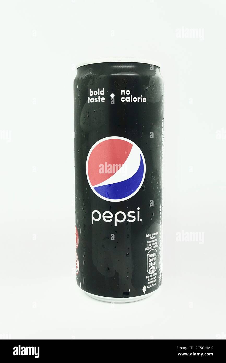 Una lata de pepsi negro contra fondo blanco aislado una bebida carbonatada cero calorías una