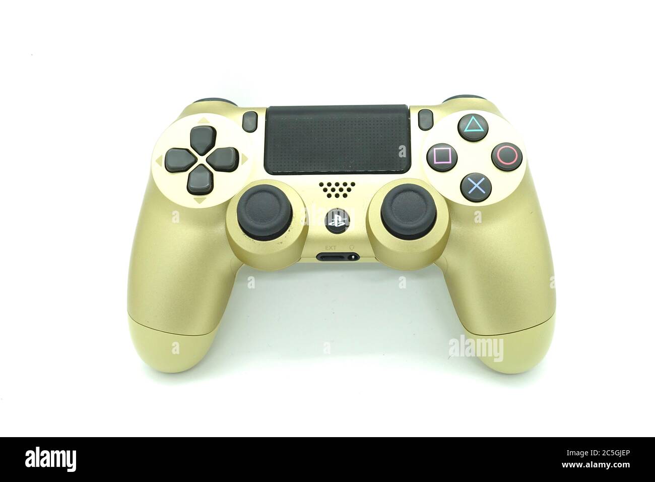 Un mando de color dorado PlayStation 4 DS4 contra fondo blanco aislado  Fotografía de stock - Alamy