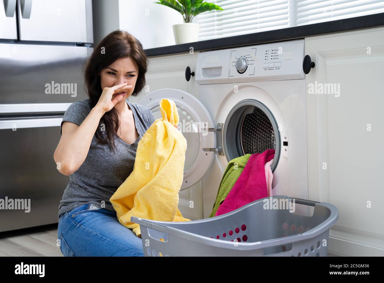 Mujer joven obteniendo el lavado en seco de ropa de persona de entrega  Fotografía de stock - Alamy