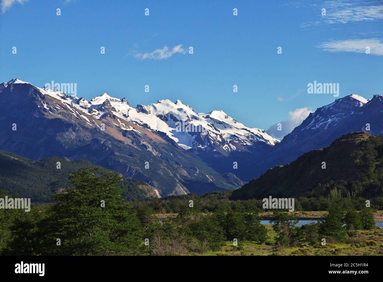 La vista sobre las montañas, el pueblo de el Chalten en la Patagonia, Argentina Foto de stock