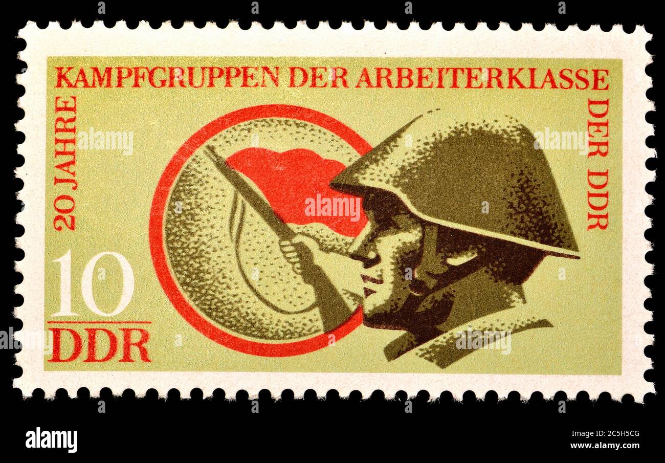 Sello de franqueo de Alemania Oriental (1973) : 20 años de la organización paramilitar grupos de combate de la clase obrera (Kampfgruppen der Arbeiterklasse, kDa) Foto de stock