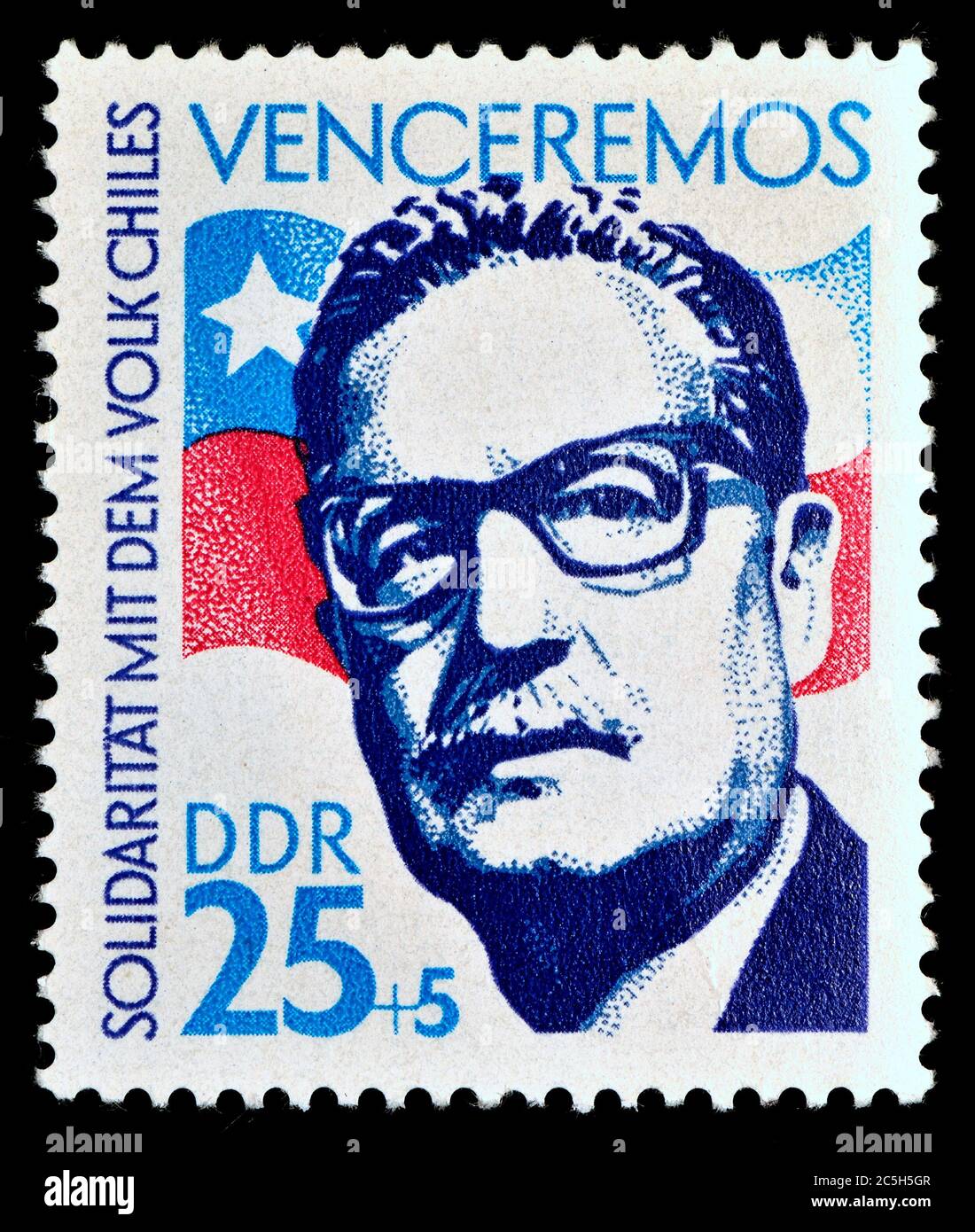 Sello postal de Alemania Oriental (1973) : Salvador Guillermo Allende Gossens (1908 – 1973) político socialista chileno y médico, Presidente de Chile Foto de stock