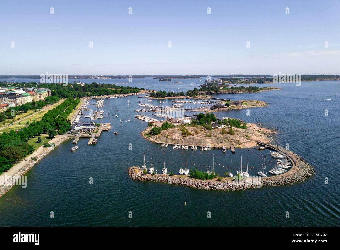 Vista aérea de los clubes de yates en Helsinki a orillas del Mar Báltico Foto de stock