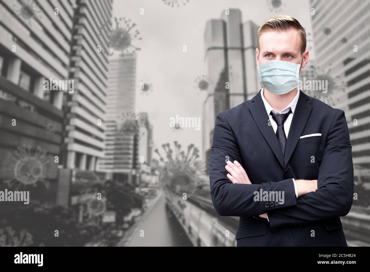 Hombre de negocios de pie con máscara facial o desechable para ayudar a prevenir el Coronavirus (Covid-19) o la contaminación del polvo del aire en el fondo de la ciudad c Foto de stock