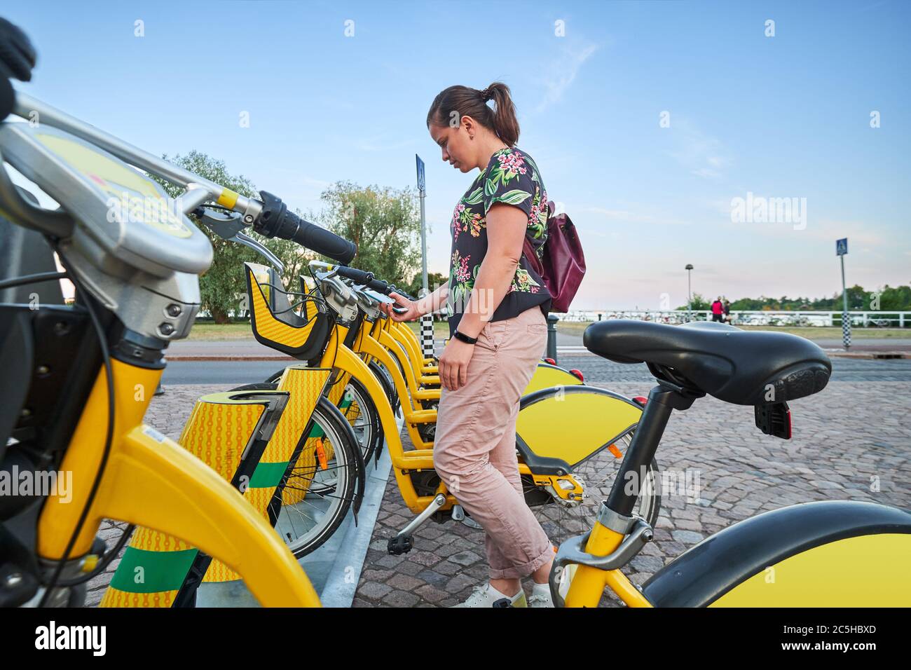 Mujer De Negocios Alquila Una Bicicleta Eléctrica Compartida En La Calle De  La Ciudad De Camino Al Trabajo Foto de archivo - Imagen de ciudad, gente:  221569310
