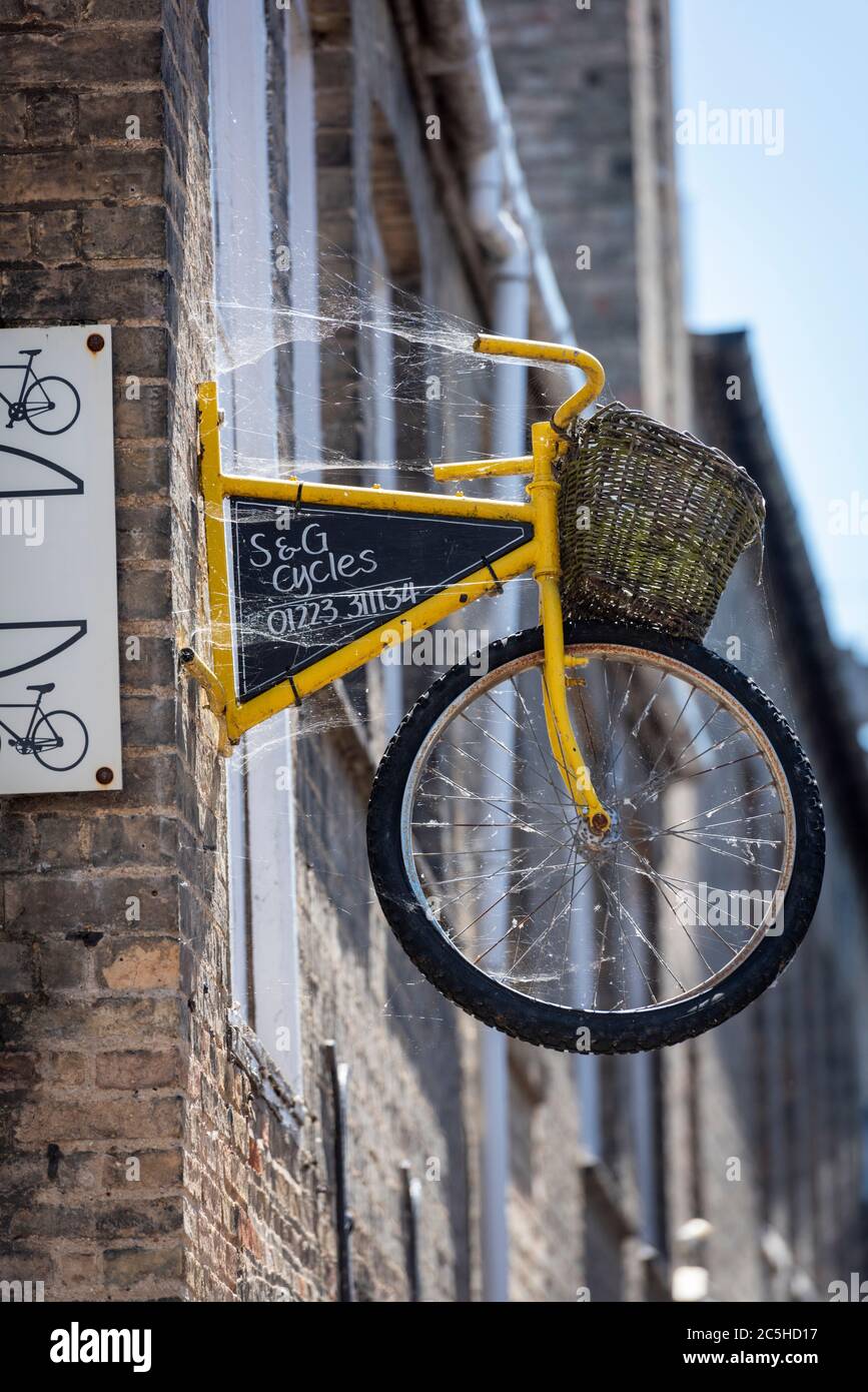 Bicicleta utilizada como señal fotografías e imágenes de alta resolución -  Alamy
