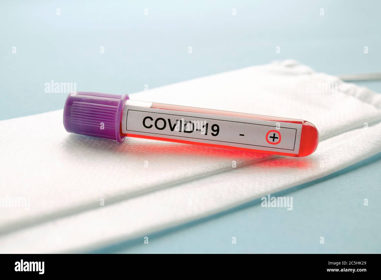 Resultado positivo de la prueba COVID-19, nuevo coronavirus 2019 encontrado en Wuhan, China. Estudio de laboratorio de una muestra de sangre en COVID-19. Pruebas para 2019-nCoV. Foto de stock