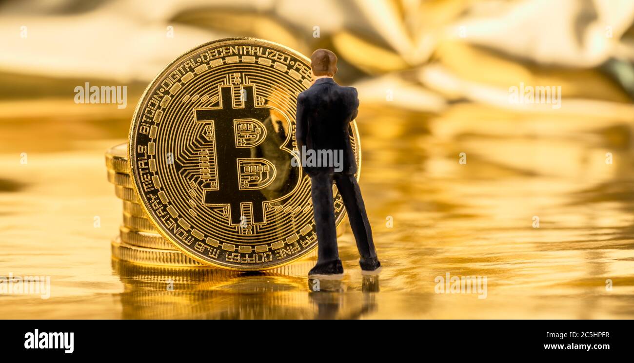 Moneda de bitcoin física. Foto simbólica para moneda digital y virtual. Foto de stock