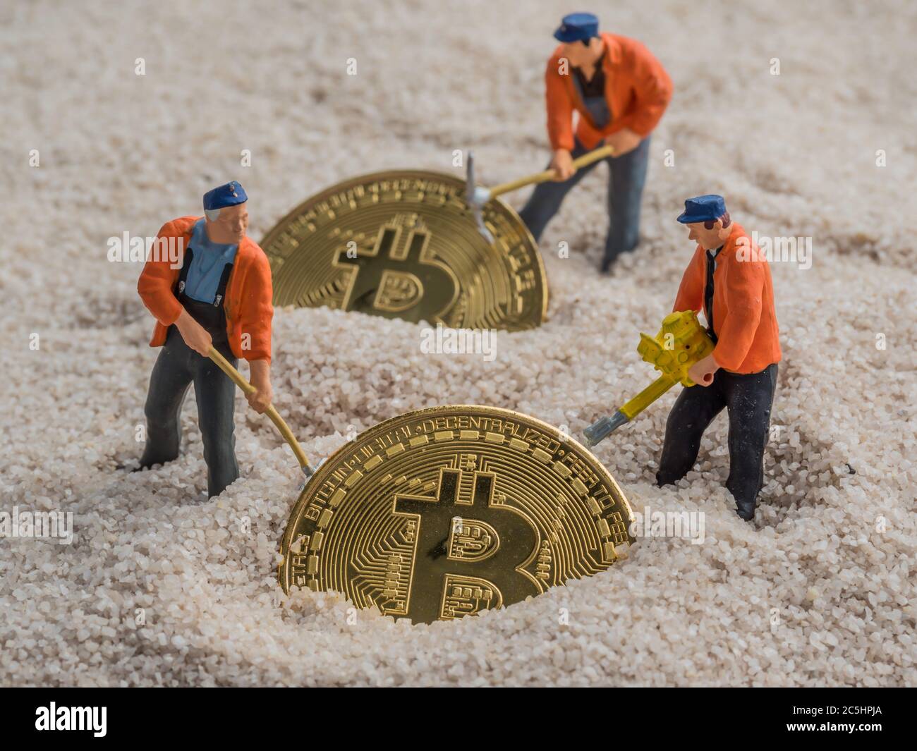 Foto de símbolo para la minería de Bitcoin. Foto simbólica para moneda digital y virtual. Foto de stock