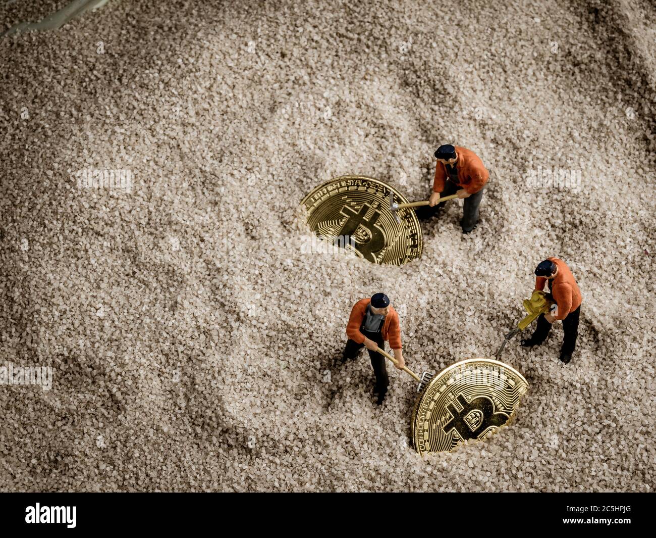 Foto de símbolo para la minería de Bitcoin. Foto simbólica para moneda digital y virtual. Foto de stock