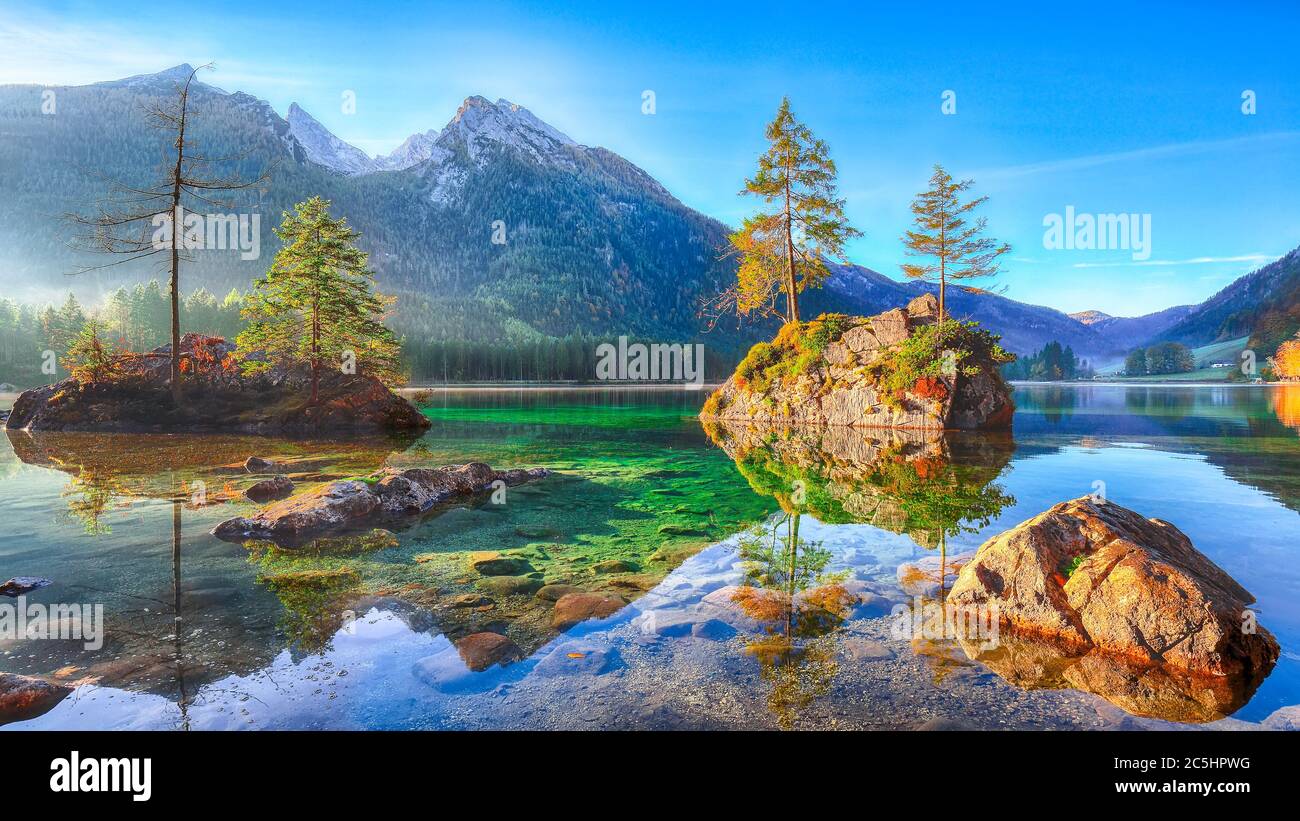 Fantástico amanecer de otoño en el lago Hintersee. Hermosa escena de árboles en una isla de roca. Ubicación: resort Ramsau, Parque Nacional Berchtesgadener Land, Up Foto de stock