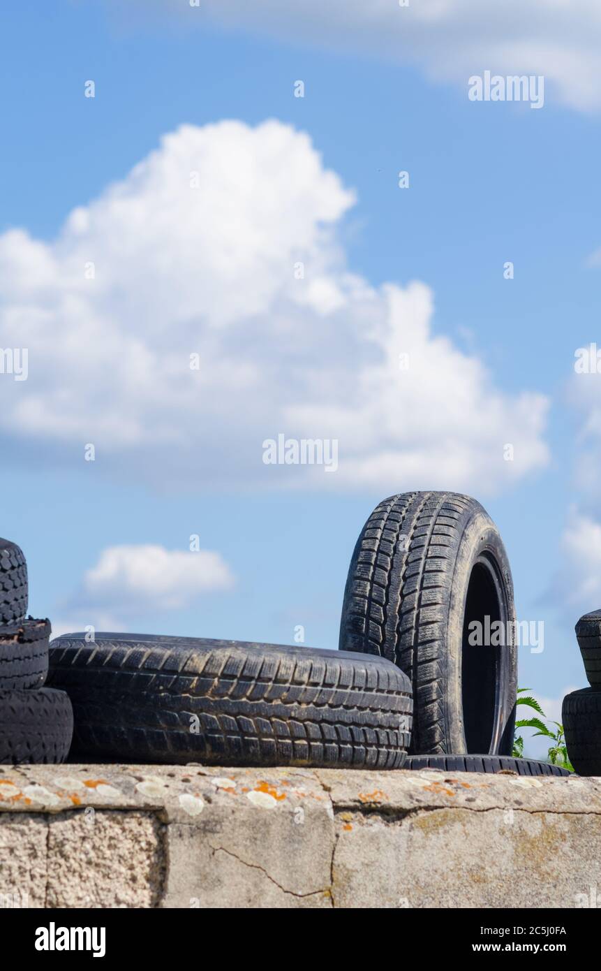 Neumáticos de goma viejos y usados desechados en un patio de la granja en  el campo en Alemania, Europa Occidental Fotografía de stock - Alamy