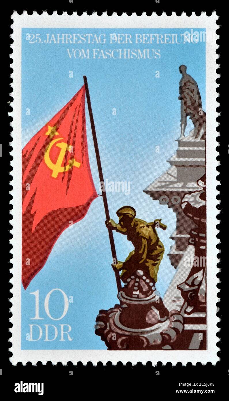 Sello de franqueo de Alemania Oriental (1970) : 25 Aniversario del final de la Segunda Guerra Mundial Foto de stock