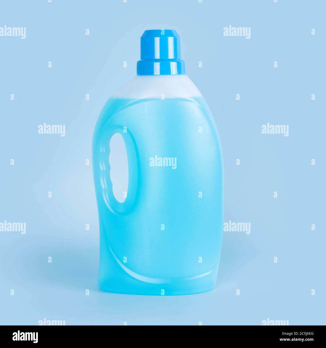 Botella de detergente sobre fondo azul. Recipiente de plástico de producto  de limpieza, productos químicos domésticos o detergente líquido para ropa.  Día de lavandería, limpieza Fotografía de stock - Alamy