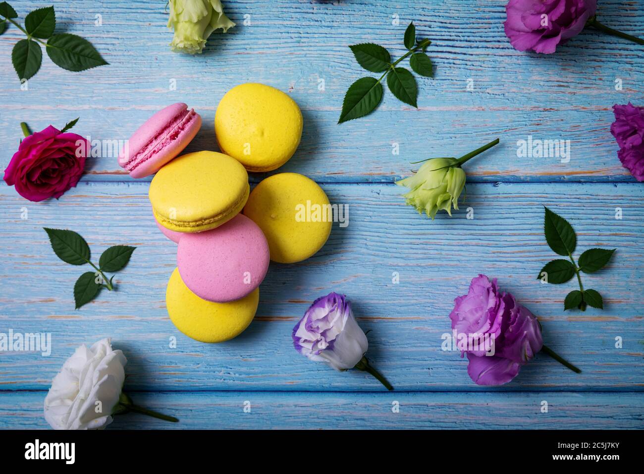 Mesa de flores de madera fotografías e imágenes de alta resolución - Alamy Mesa de flores de madera fotografías e imágenes de alta resolución - Alamy