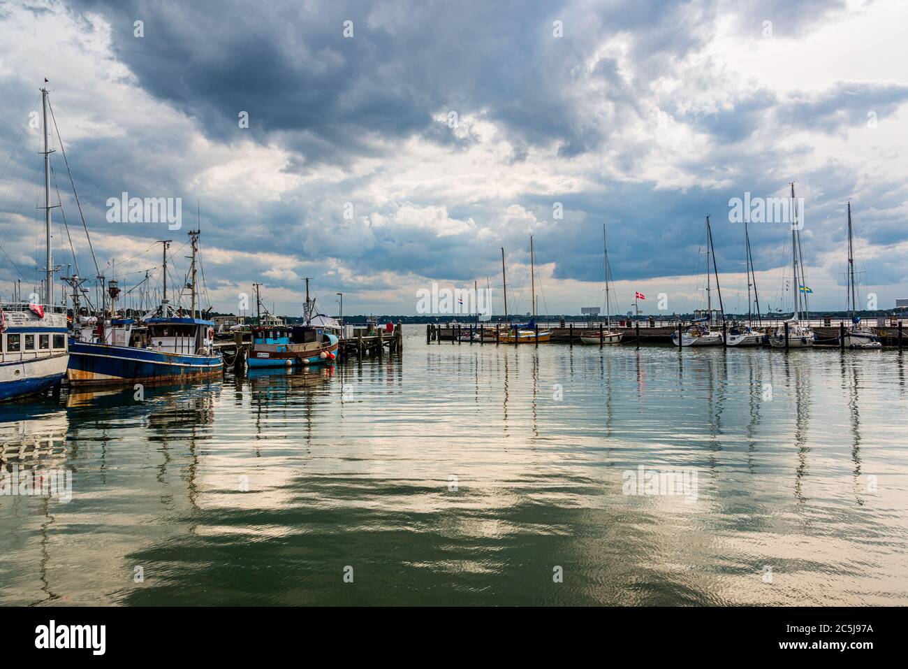 Der Hafen von Heikendorf-Möltenort an der Kieler Förde mit dramatischen Wolken Foto de stock
