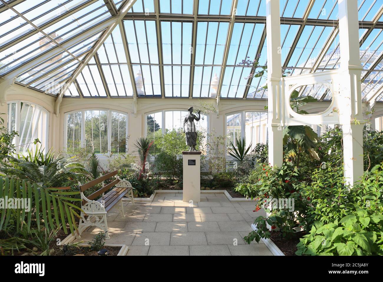 32 instalaciones de arte se situaron en los jardines en una amplia variedad de lugares. A medida que los visitantes entran por Victoria Gate, vieron a Sapphire Star, las formas individuales de vidrio soplado de las cuales se irradiarán hacia afuera para crear una experiencia visual celestial. El vibrante color azul de la estrella zafiro está muy concentrado en el centro, donde los elementos de vidrio individuales se encuentran y se vuelven cada vez más opacos. Las puntas acromáticas translúcidas de la obra reflejan la luz y añaden un intenso resplandor. La obra de Chihuly ha sido expuesta en más de 240 museos alrededor del mundo en su carrera de 50 años. Foto de stock