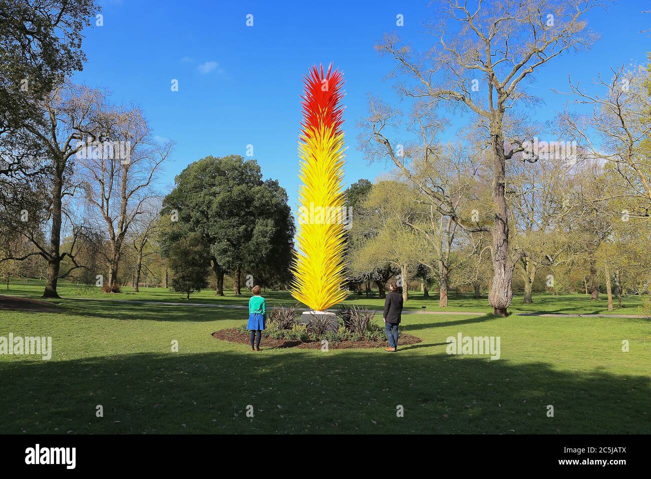 32 instalaciones de arte se situaron en los jardines en una amplia variedad de lugares. A medida que los visitantes entran por Victoria Gate, vieron a Sapphire Star, las formas individuales de vidrio soplado de las cuales se irradiarán hacia afuera para crear una experiencia visual celestial. El vibrante color azul de la estrella zafiro está muy concentrado en el centro, donde los elementos de vidrio individuales se encuentran y se vuelven cada vez más opacos. Las puntas acromáticas translúcidas de la obra reflejan la luz y añaden un intenso resplandor. La obra de Chihuly ha sido expuesta en más de 240 museos alrededor del mundo en su carrera de 50 años. Foto de stock