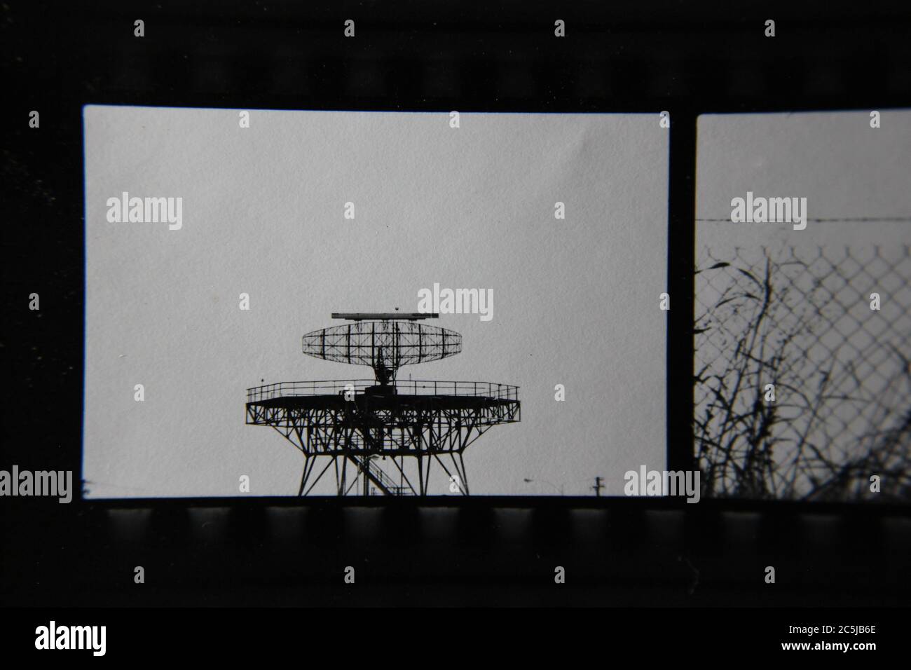 Foto en blanco y negro de un rastreador de aviones radar de aeropuerto. Foto de stock