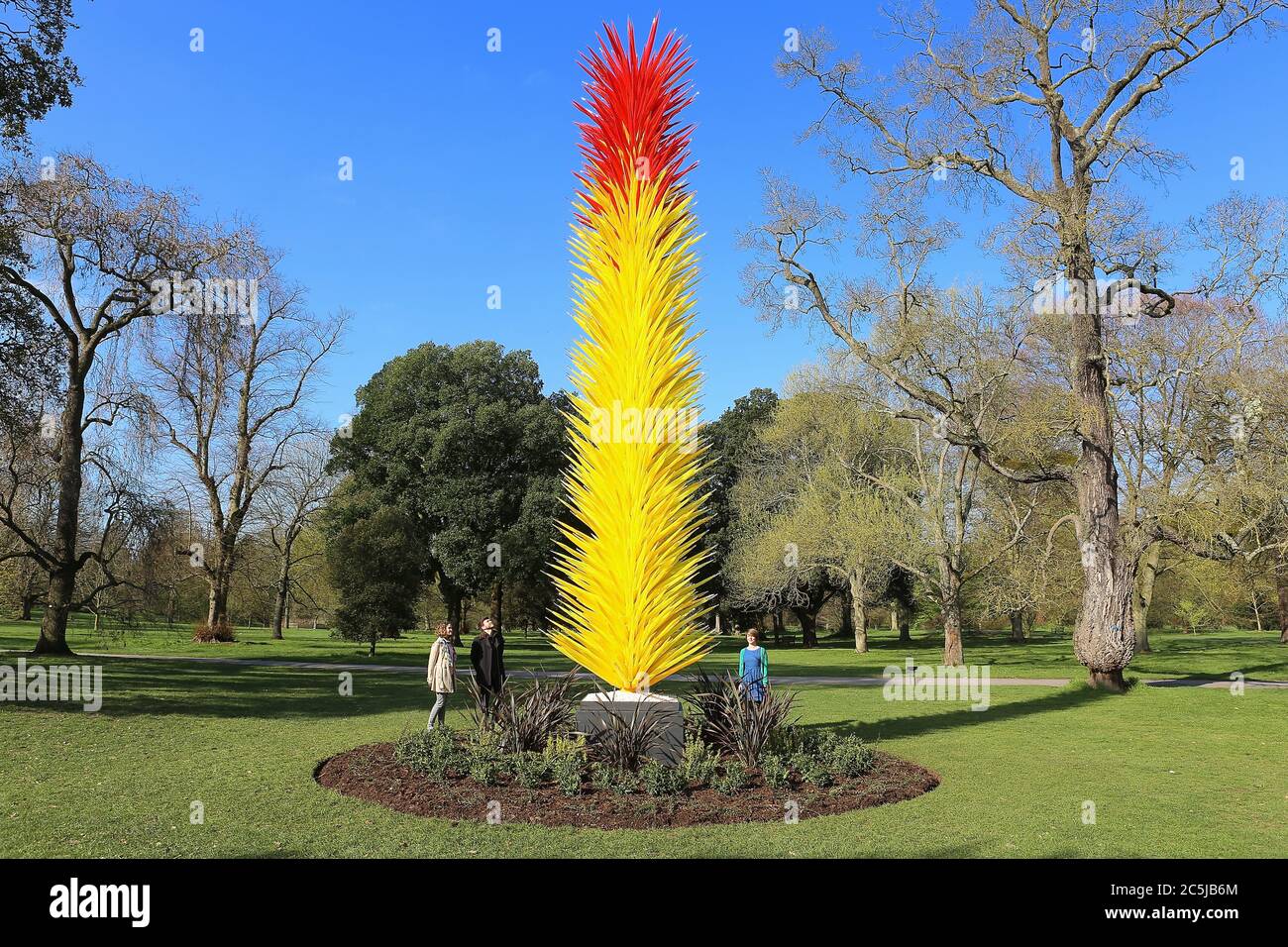32 instalaciones de arte se situaron en los jardines en una amplia variedad de lugares. A medida que los visitantes entran por Victoria Gate, vieron a Sapphire Star, las formas individuales de vidrio soplado de las cuales se irradiarán hacia afuera para crear una experiencia visual celestial. El vibrante color azul de la estrella zafiro está muy concentrado en el centro, donde los elementos de vidrio individuales se encuentran y se vuelven cada vez más opacos. Las puntas acromáticas translúcidas de la obra reflejan la luz y añaden un intenso resplandor. La obra de Chihuly ha sido expuesta en más de 240 museos alrededor del mundo en su carrera de 50 años. Foto de stock