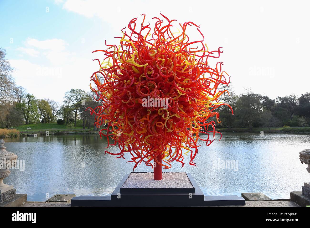 32 instalaciones de arte se situaron en los jardines en una amplia variedad de lugares. A medida que los visitantes entran por Victoria Gate, vieron a Sapphire Star, las formas individuales de vidrio soplado de las cuales se irradiarán hacia afuera para crear una experiencia visual celestial. El vibrante color azul de la estrella zafiro está muy concentrado en el centro, donde los elementos de vidrio individuales se encuentran y se vuelven cada vez más opacos. Las puntas acromáticas translúcidas de la obra reflejan la luz y añaden un intenso resplandor. La obra de Chihuly ha sido expuesta en más de 240 museos alrededor del mundo en su carrera de 50 años. Foto de stock