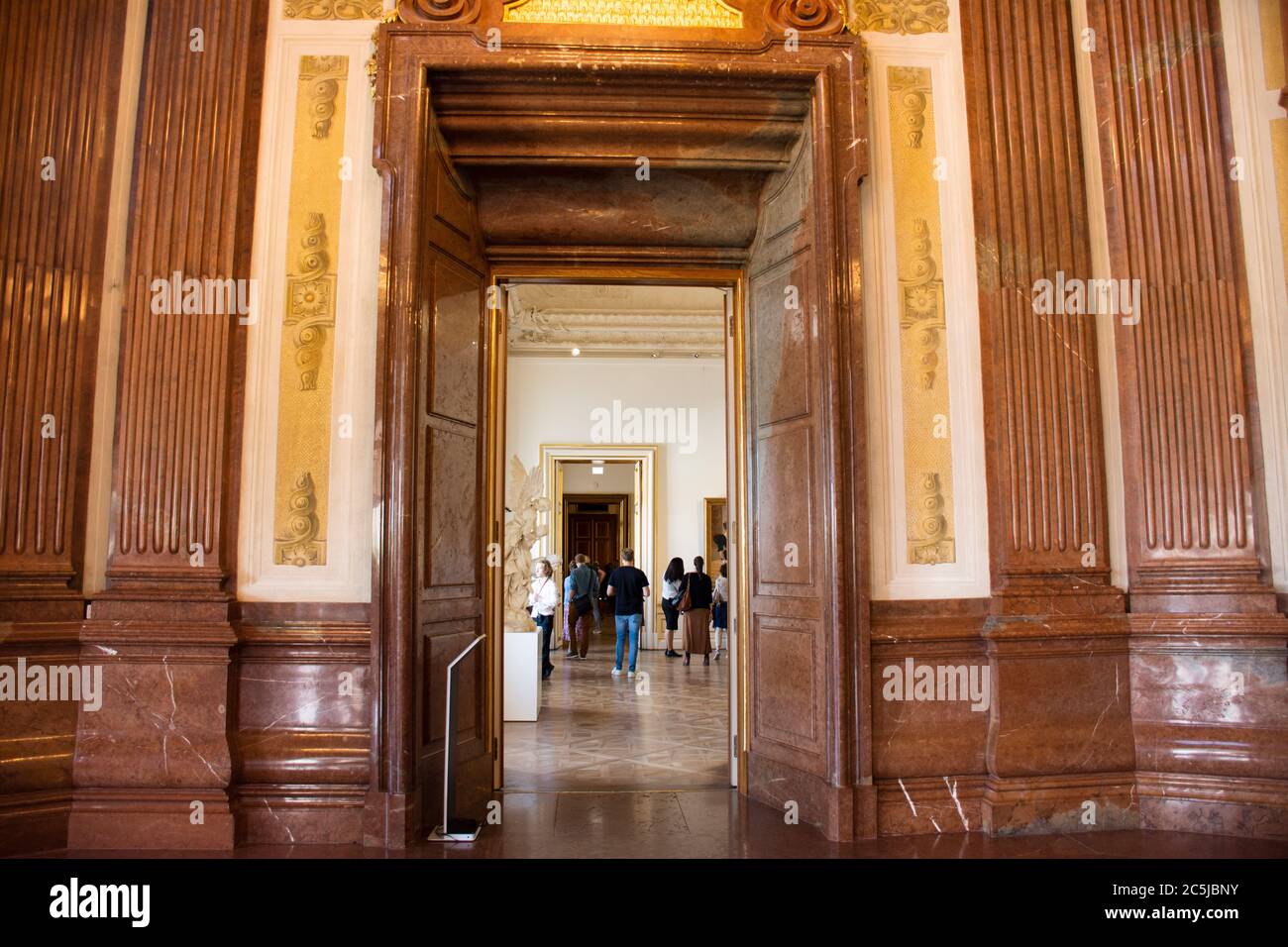 Retro clásico arte antiguo diseño de decoración interior para la gente austriaca y los viajeros extranjeros que viajan a visitar el Palacio Belvedere o Schloss histórico Foto de stock