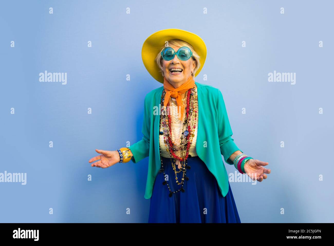 Feliz y juguetón mujer mayor divertirse - Retrato de una hermosa señora de  más de 70 años con ropa elegante, conceptos sobre la gente mayor Fotografía  de stock - Alamy