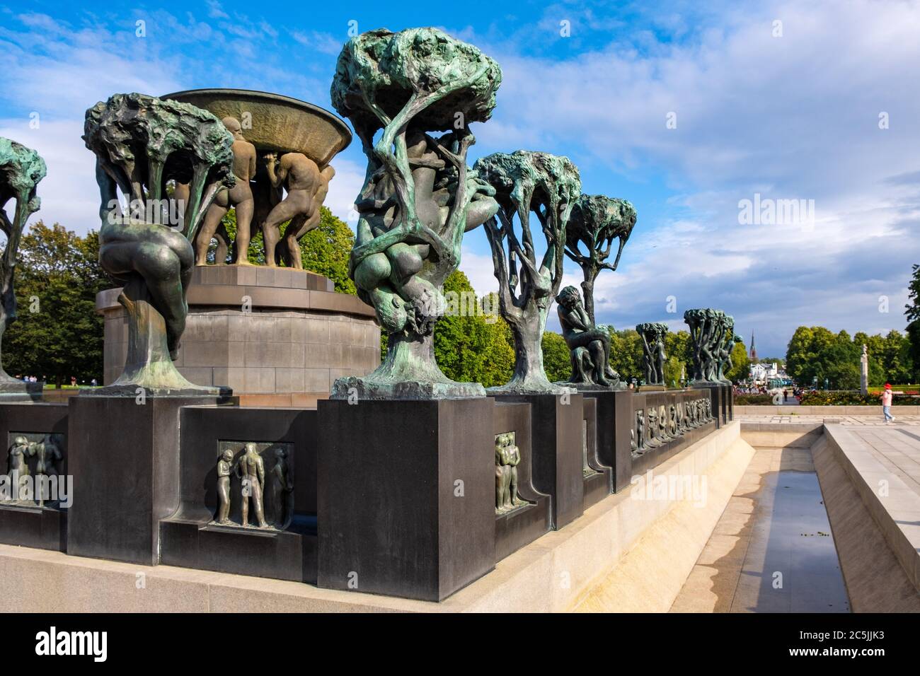 Oslo, Ostlandet / Noruega - 2019/08/30: La instalación de escultura de la Fuente - Fontanen - en Vigeland Park exposición de arte al aire libre por Gustav Vigeland Foto de stock